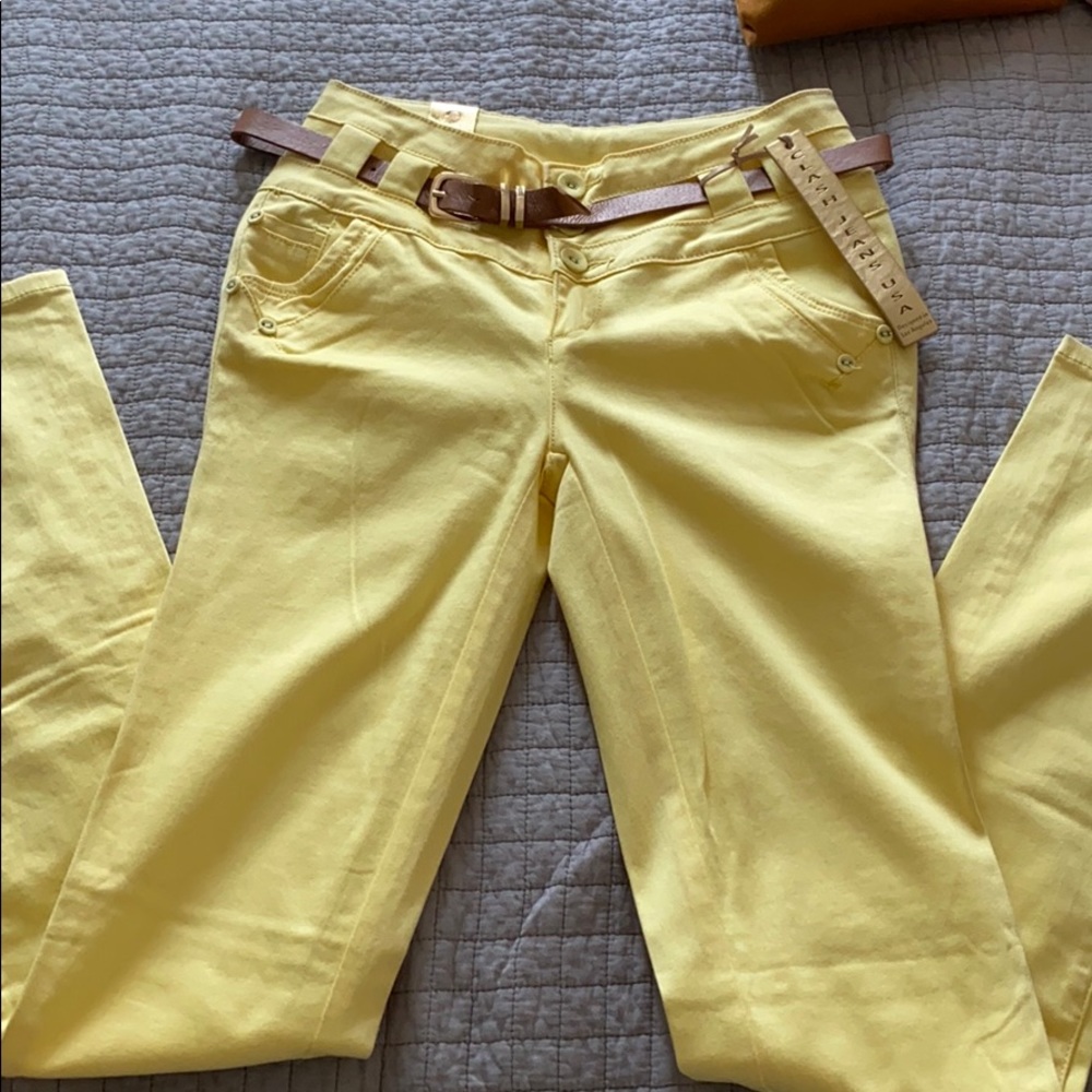 Clash jeans with belt